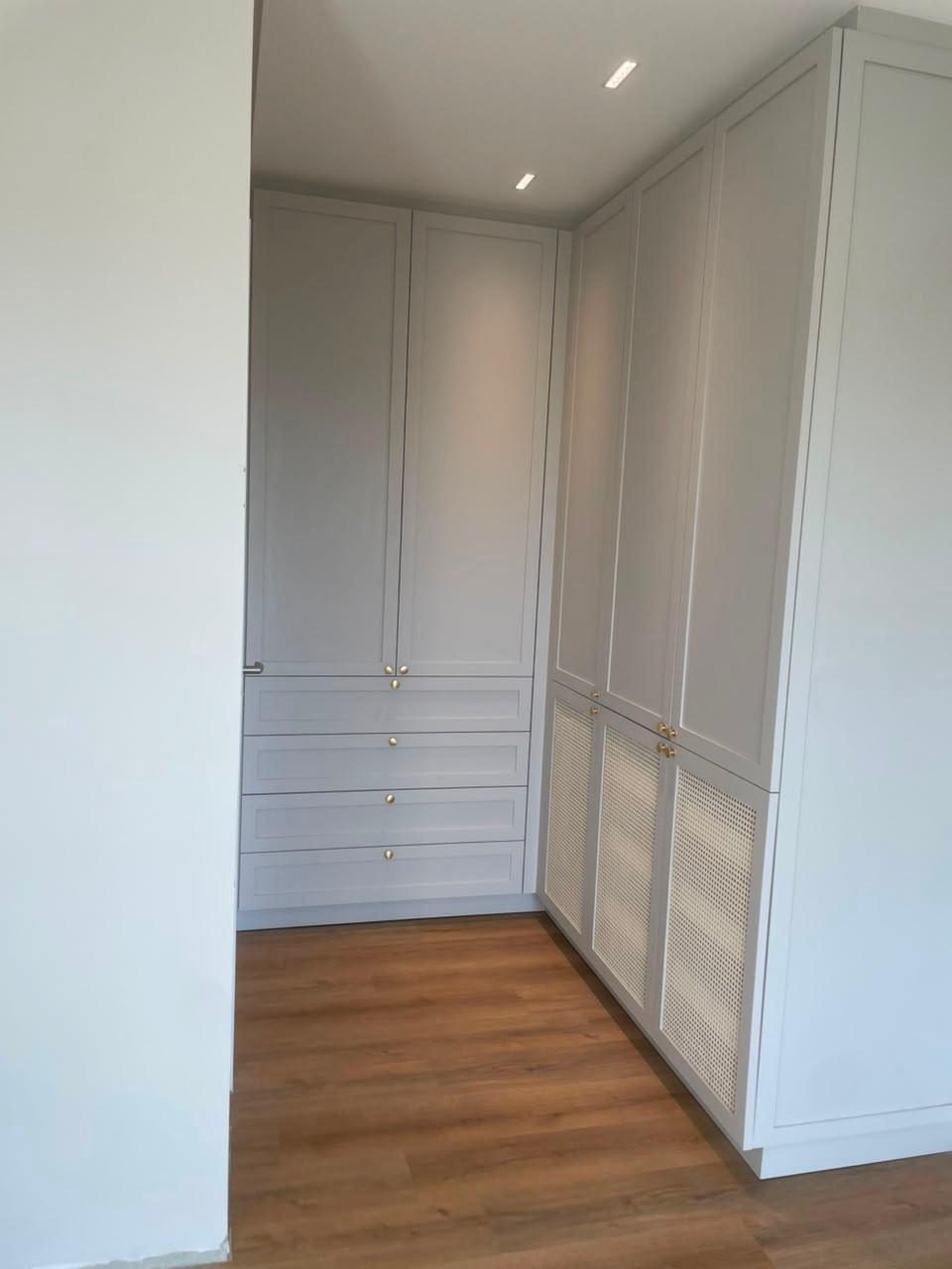 Closet com portas de vidro e gaveteiro interno