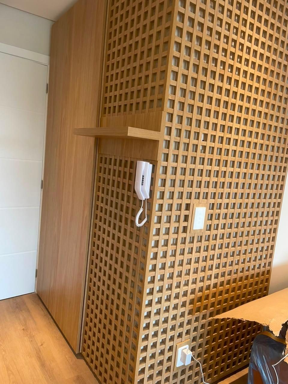 Painel vazado em madeira com prateleira