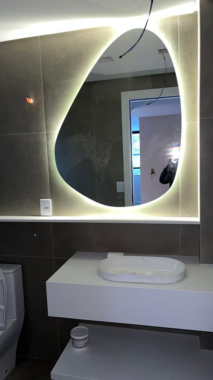 Gabinete de banheiro planejado com espelho iluminado