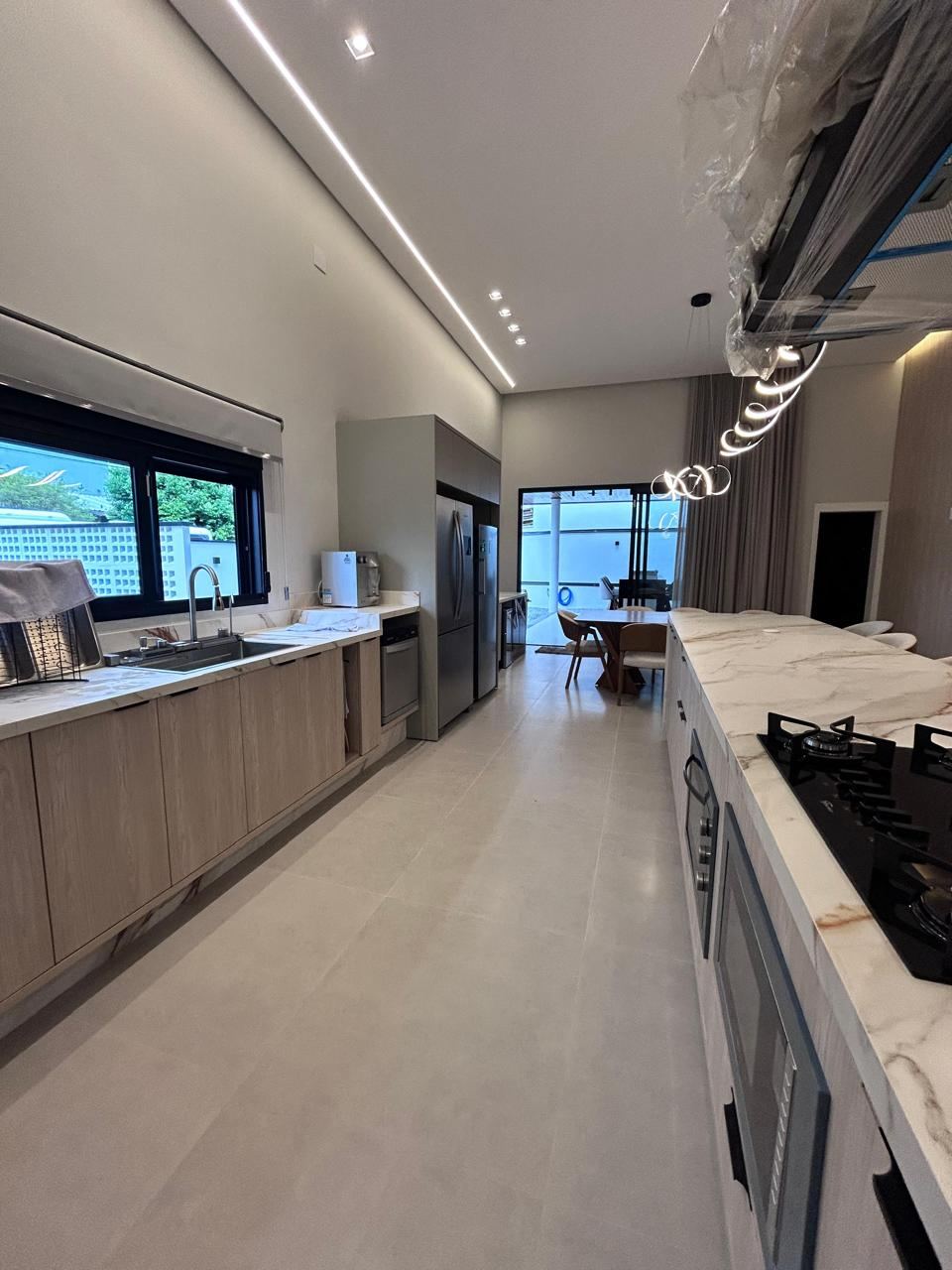Cozinha planejada com bancada e balcão