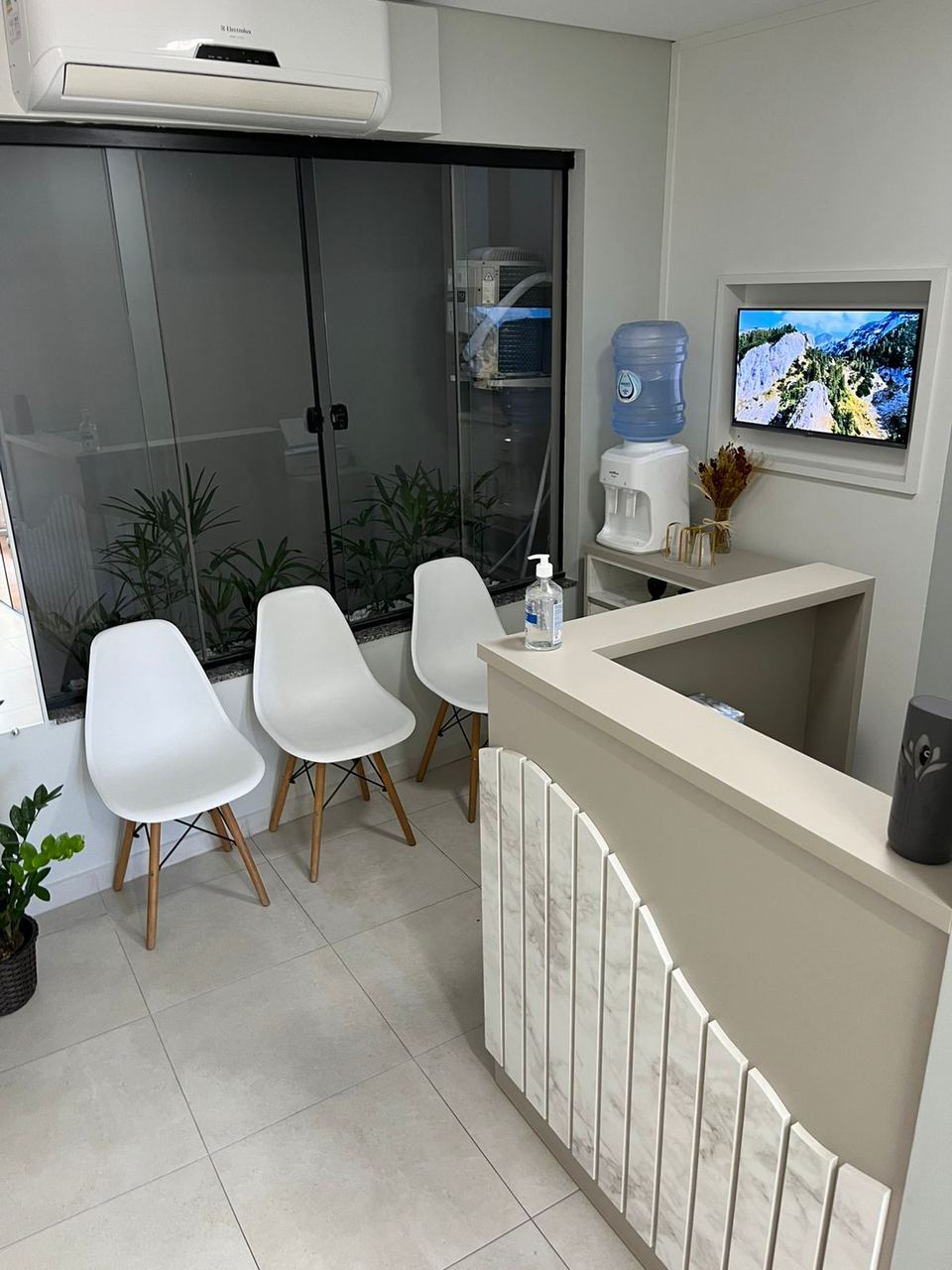 Recepção e sala de espera comercial planejada